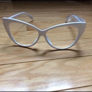 WHITE VINTAGE LOOK CAT EYE GLASSES *NWT*💕💕